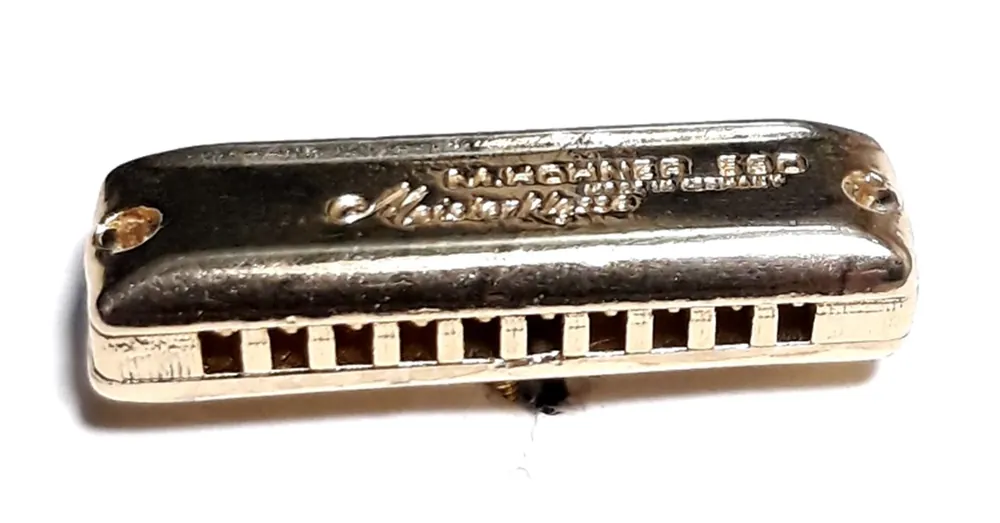 Kitűző, szájharmonika Hohner Meisterklasse Szuper akció